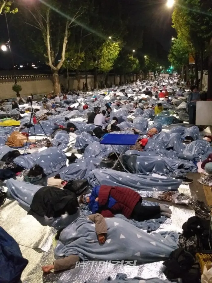 청와대 진입실패 후 노숙농성에 들어간 문재인하야 범국민투젱본부 회원들(사진_문재인하야범국민투쟁본부)
