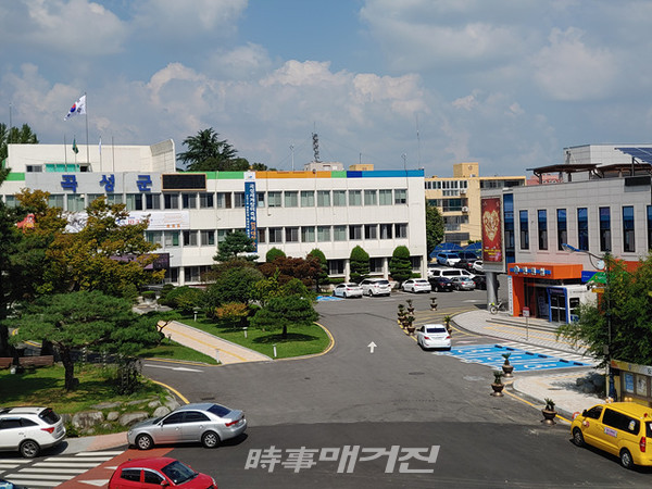 곡성군은 “수해 특별재난지역으로 지정됨에 따라 피해를 입은 군민들의 생활안정을 위해 상하수도 요금을 감면한다”고 밝혔다.사진은 곡성군청 청사 전경이다.(사진_송상교기자)