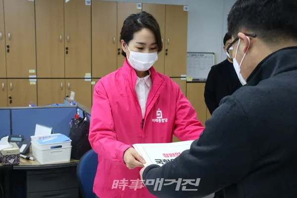 김수민 미래통합당 국회의원이 4일 오전 9시경 청주시 청원구 선관위에 예비후보로 등록 서류를 제출하고 있다.(사진_김수민 의원실)