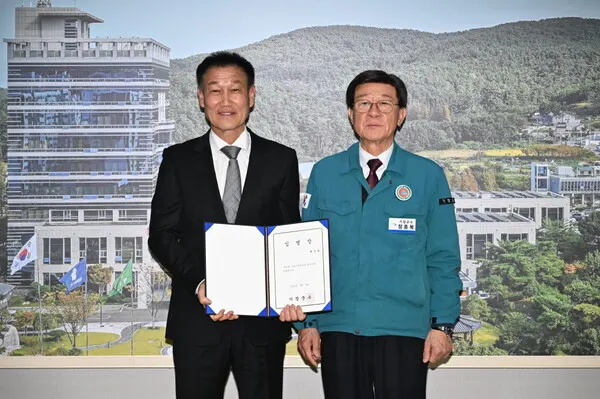 정종복 기장군수(우측)가 기장군민축구단 초대감독으로 최진한 감독(좌측)을 선임했다.(사진_기장군)