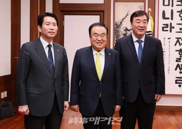 문희상 국회의장이 13일 오전 의장집무실에서 싱 하이밍(Xing Haiming) 주한중국대사의 예방을 받고 있다.(사진_국회)