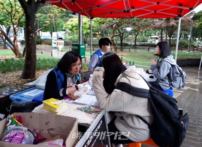 대구청소년지원재단과 함께 대구지역 기관합동 찾아가는 거리상담을 실시하고 있다. 2019.04.29. (사진_한국도박문제관리센터 대구센터)