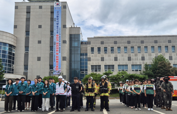 19일 남부발전 하동빛드림본부에서 열린 2026 을지연습 연계 국가중요시설 무인기 테러 대응 실제훈련에서 하동군 관계자, 하동빛드림본부 임직원, 군·경·소방 및 민간 참가자들이 도열해 있다. (사진_한국남부발전)