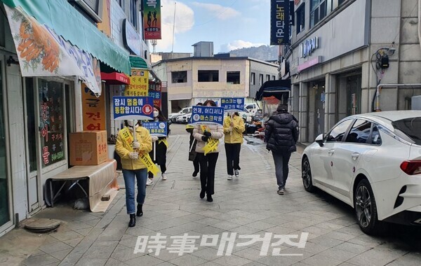 ▲ 진도군이 코로나19 오미크론 변이 감염자가 최근 5일간 14명이 발생함에 따라 지난 12일(수) 진도읍 아리랑사거리 일원에서 지역사회 확산 차단을 위한 캠페인을 실시했다.