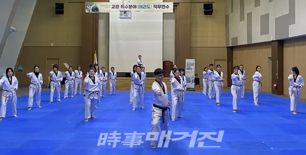 직무연수에 참여한 교원들이 실기 교육에 참가하고 있다.(태권도원 도약센터 나래홀) (사진_태권도진흥재단)