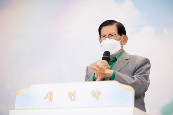 신천지 이만희 총회장이 특강을 하고 있다.