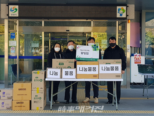 해군 특수전전단 광양함(ATS-32) 승조원들이 전우와 이웃에 대한 나눔 실천을 위해 지난 1월 21일(목) 함 내에서 개최된 언택트 바자회와 성금 모금을 통해 모은 수익금을 2일(화) 부대 내 어려운 전우와 진해구청 장애인 복지관에 전액기부했다.(사진_해군 특수전전단)
