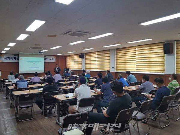 곡성군은 “기상재해피해에 따른 나무 수세관리 및 전국적으로 확산 중인 화상병 예방을 위해 26일 겸면사무소 대회의실에서 사과 하계전정 및 화상병 예방 이론 교육을 실시했다”고 밝혔다.(사진_곡성군청)