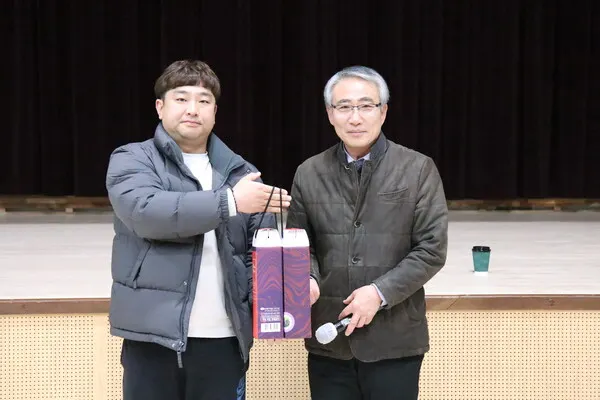 양준석전주남초 지도자(왼쪽)와 오철환(고창군 체육회장) (사진_조두상 기자)