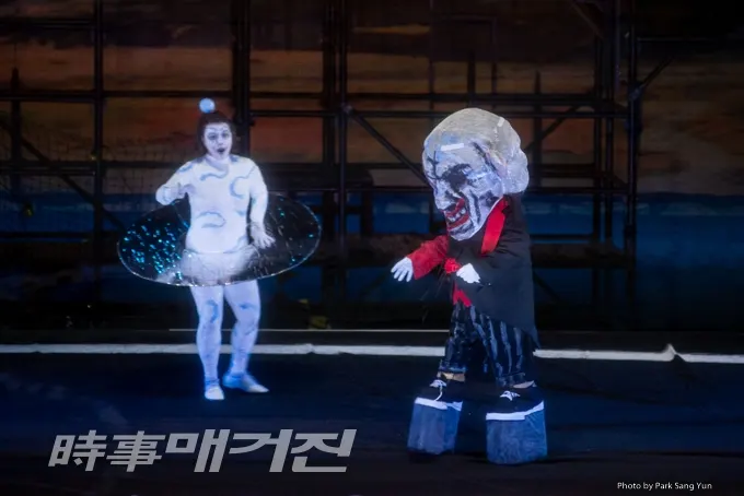 알베리히의  높은 굽이 인상적이다.  오페라 ‘니벨룽의 반지’ 1부 ‘라인의 황금’ (시사매거진=박상윤 문화전문 사진기자)