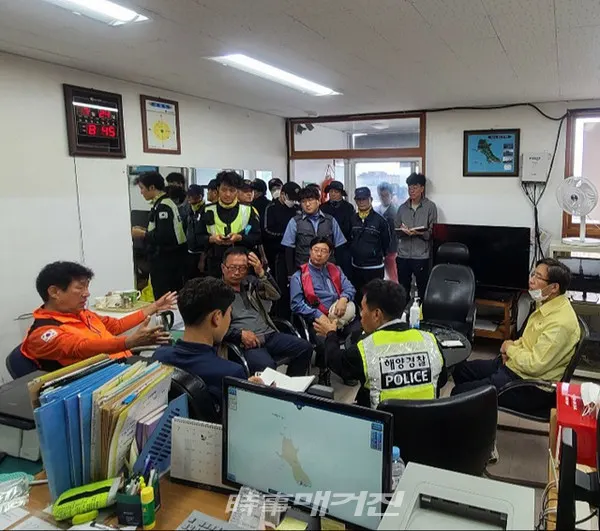 목포해양경찰서는  “24일 오전 8시, 지난 21일 가거도 항내에서 침몰된 예인선을 인양한 후 가거도 출장소에서 방제대책 및 주민설명회를 가졌다”고 밝혔다.(사진_목포해양경찰서)