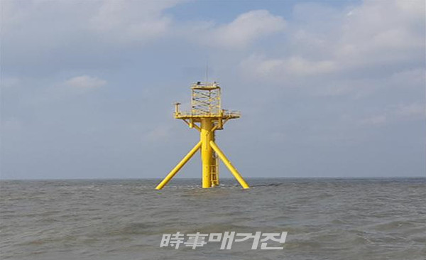 목포지방해양수산청은 “관할 해역에 설치‧운영 중인 개인 소유의 항로표지 142기에 대해서 관리실태 지도점검을 실시한다”고 22일 밝혔다.사진은 해상풍력 기상탑 등대 설치전경이다.(사진_목포지방해양수산청)