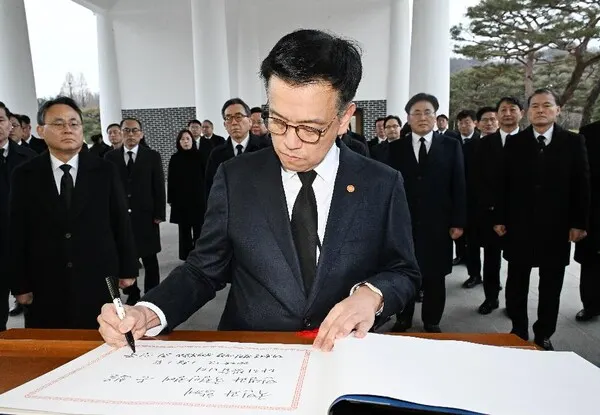 최상목 대통령 권한대행 부총리 겸 기획재정부 장관이 1일 서울 동작구 국립서울현중원 현충탑에서 국무위원들과 함께 국립묘지 참배 후 방명록을 적고 있다.(사진_기획재정부)