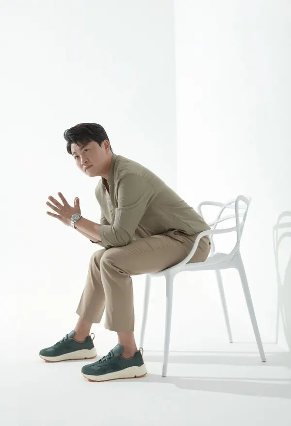 김호중, 수해지역 노인 및 청소년을 위한 운동화 후원
