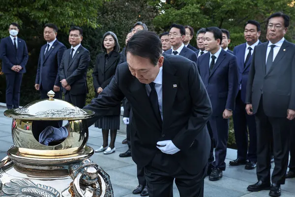 윤석열 대통령이 박정희 전 대통령 서거 43주기를 하루 앞둔 25일 오후 서울 동작구 국립서울현충원을 방문해 박 전 대통령 묘역을 참배하고 있다.(사진_대통령실)