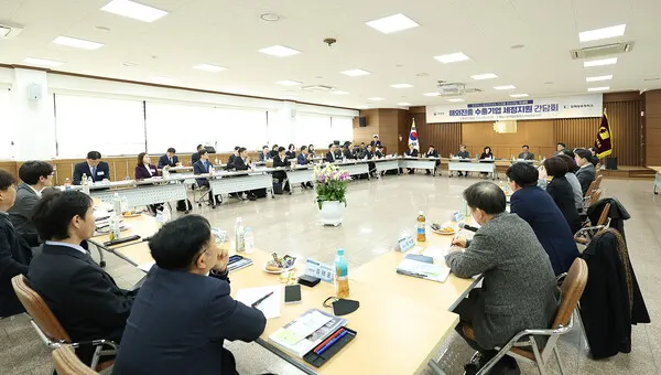 21일 임광현 국세청장이 경남 김해상공회의소에서 열린 수출 중소기업 간담회에 참석해 기업 관계자들의 애로사항을 청취하고 있다.(사진_부산국세청)