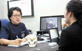 ▲ 환자와의 꼼꼼하고 진중한 상담으로 항상 가족같이 친절하게 대한다.