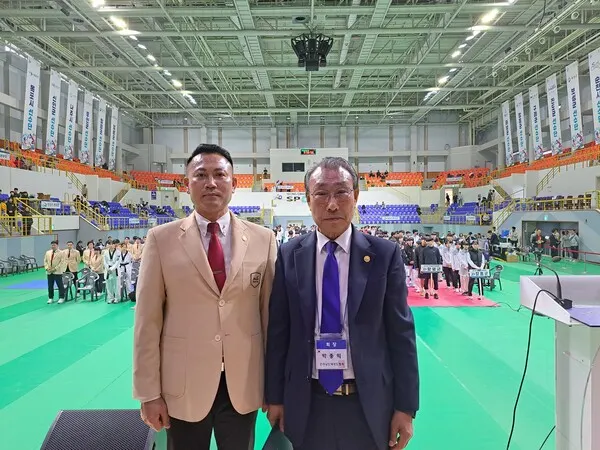 좌_이기문 전남상임심판, 우_박종익 전낭태권도협회 회장(사진_전라남도태권도협회)