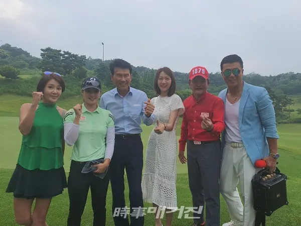 좌측부터) 탤런트 최완정, 고다영 프로, 양공진 레오개발(주)대표이사, 미스코리아 이민지, 1879그룹 이동현 이사장, 엔터테이너 이정용