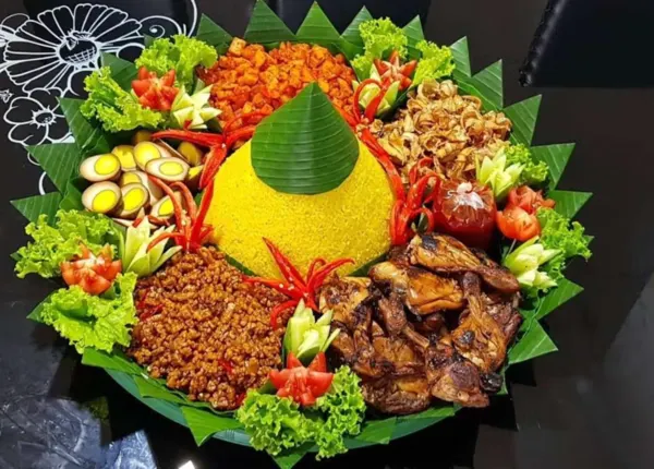 나시 뚬뼁(Nasi Tumpeng)
