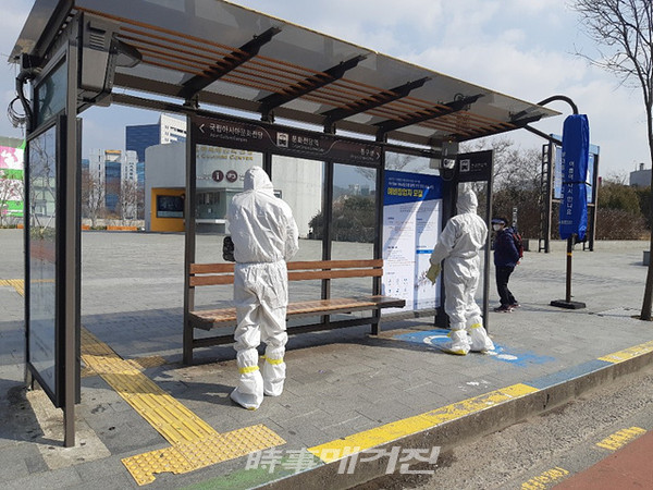 광주광역시 동구청은 27일 코로나19 지역사회 차단을 위해 관내 문화전당 역 외 68개소의 유개승강장에 대해 방역을 실시했다.(사진_광주광역시 동구청)