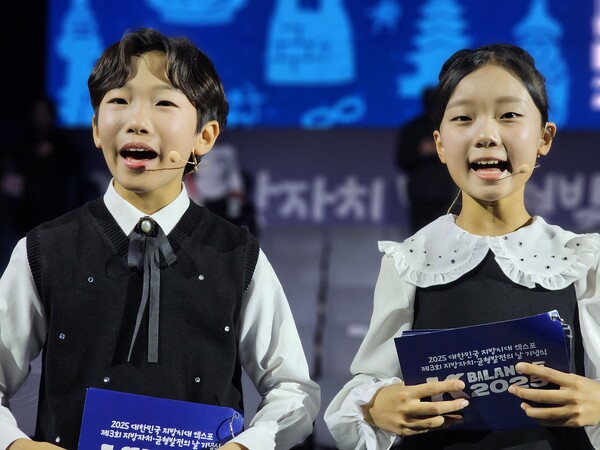 이번 기념식은 국가 행사 사상 최초로 어린이 사회자가 진행을 맡아 큰 호응을 얻었다. (사진_이은하 기자)
