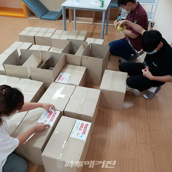 광양시(시장 정현복)는 “광양희망도서관에서 14일 사서 추천도서를 담은 ‘책보따리’ 택배를 25명 어린이의 집으로 모두 발송했다”고 밝혔다.(사진_광양시청))