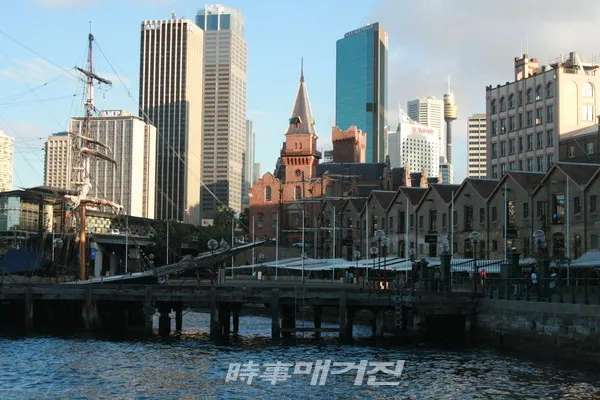 록스 항구변의 반도를 한 번 걸어 보면, 멋진 가게들과 야외 카페들, 박물관, 식민시대의 건물들, 그리고 아직까지도 그 옛날 시드니의 풍미가 느껴지는 조용한 뒷거리를 발견할 수 있게 된다.