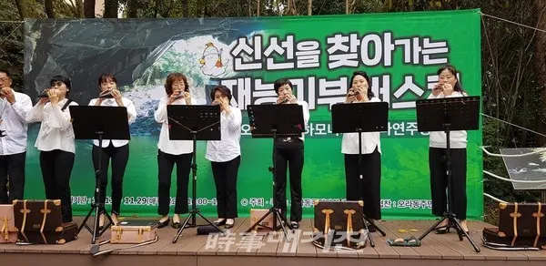 지난 11일 오라동주민자치위원회가 신선을 찾아가는 재능기부 버스킹을 개최했다. (사진_오라동주민자치위원회)