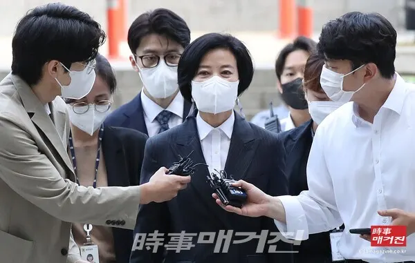 사업가로부터 청탁을 빌미로 억대의 금품을 수수한 의혹 등을 받는 이정근 전 더불어민주당 사무부총장이 지난해 9월 30일 오전 영장실질심사에 출석하기 위해 서울 서초구 서울중앙지방법원으로 들어서며 취재진에 둘러싸여 있다.(사진_뉴시스)