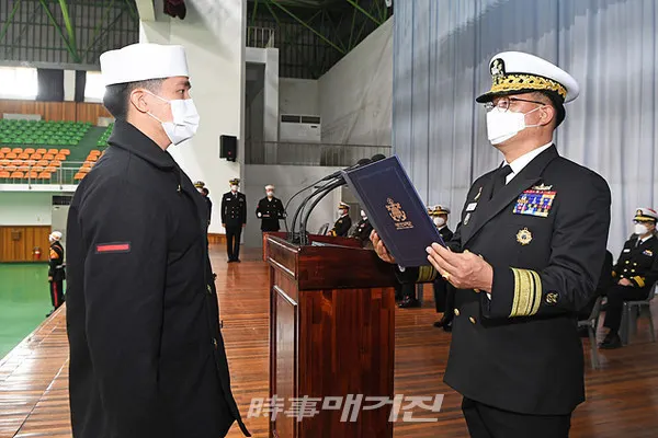 해군교육사령부는 “11월 20일(금) 부대 연병장에서 제670기 해군병 수료식을 거행했다. 이번 수료식은 코로나19의 지역사회 확산방지와 군내 유입차단을 위해 가족·지인 등 외부인 초청 없이 자체행사로 실시했다”고 밝혔다.사진은   20일(금), 해군교육사령부 호국관에서 실시한 '제670기 해군병 수료식' 중 김현일 해군교육사령관이 조재호 이병(전탐)에게 교육사령관상을 수여하고 있다.(사진_해군교육사령부)
