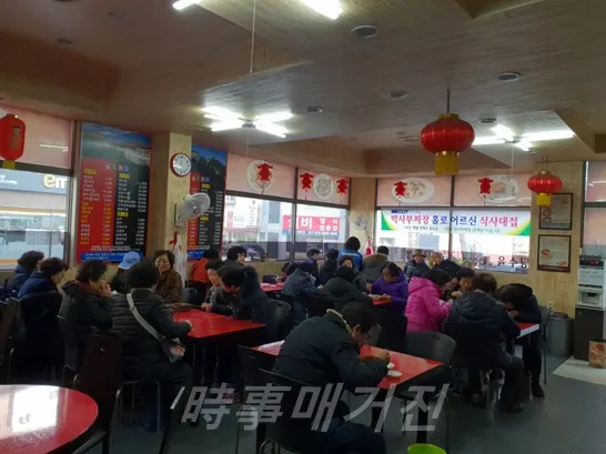 어르신들이 자짱면을 맛있게 드시고 있다. (사진_창원시청)