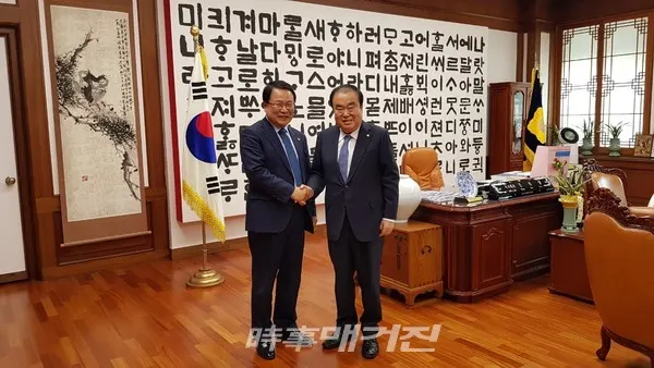 왼쪽부터 정헌율 익산시장, 문희상 국회의장(사진_익산시)