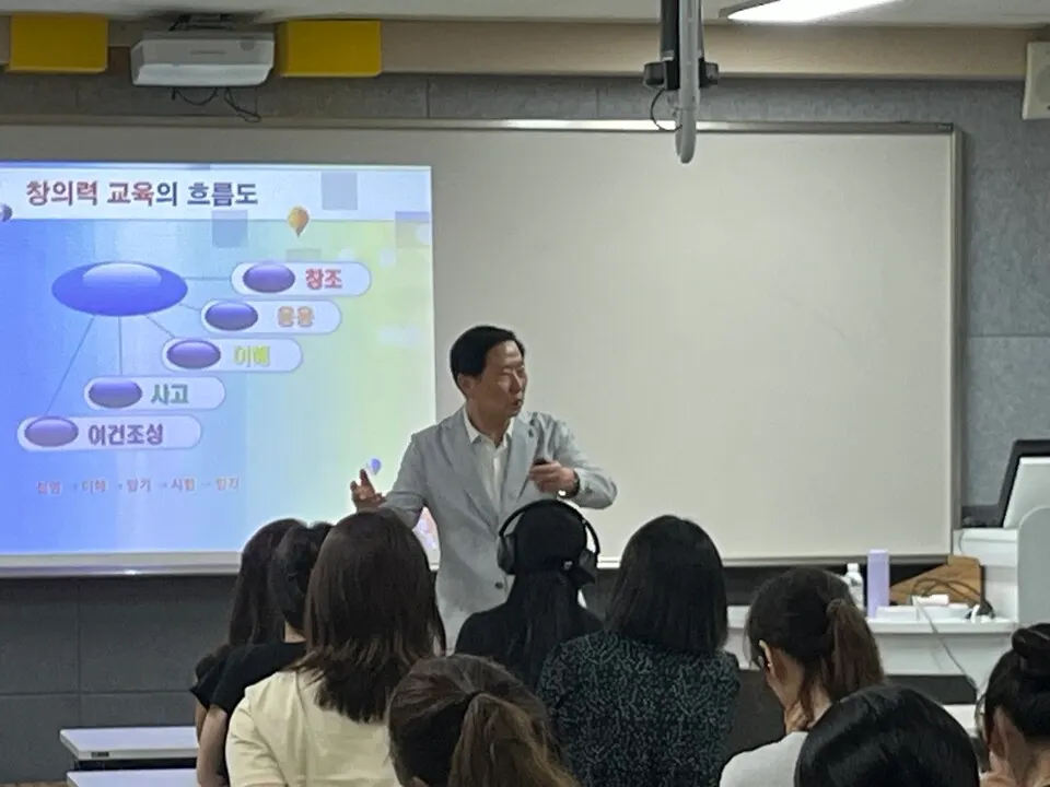 황욱 세계창의력협회장이 지난 20여년간 회원국에 창의력프로그램을 보급하고 세계학생창의력올림피아드(CREDECA World Finals)에서 강의를 하고 있다.(사진_황욱 회장)