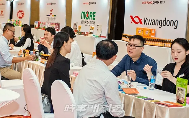 한국농수산식품유통공사(aT)는 농림축산식품부와 지난 9월 30일부터 10월 5일까지 신남방·신북방지역 농식품 수출확대를 위한 세일즈 로드쇼를 개최했다.사진은 캄보디아 세일즈 로드쇼 현장모습이다.(사진_한국농수산식품유통공사)