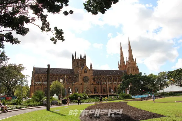 세인트 메리 성당은 시드니 카톨릭 커뮤니티의 영적인 고향이며, 호주 카톨릭 신앙의 어머니격이 되는 성당이자 여러 사람들의 사랑을 받는 성당이다.