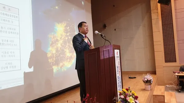 자유한국당 심재철 의원이 서울대 학창시절 이재인위원장과의 40년 인연을 말하며 기대감을 표하고 있다.
