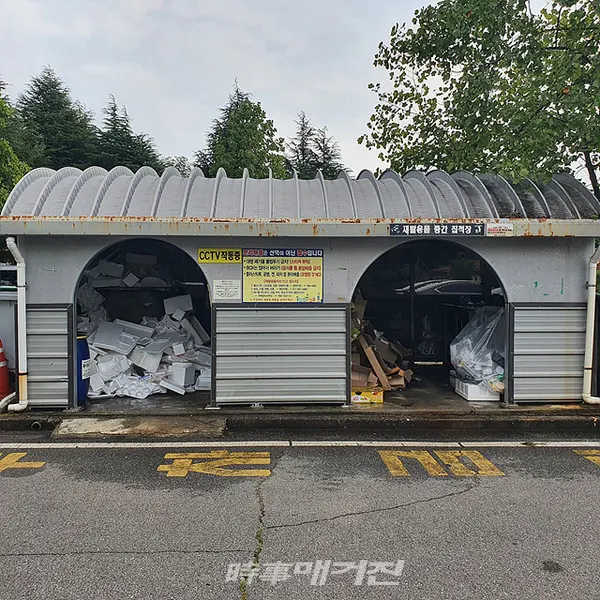 광양시는 "금호동주민센타에서 코로나19 확산으로 배달음식, 택배 등이 늘어나면서 급증한 쓰레기의 올바른 분리배출을 위해 ‘재활용품 분리배출 계도’ 사업을 추진한다"고 밝혔다.사진은 금호동 재활용장 전경이다.(사진_광양시청)