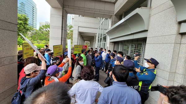 격렬하게 부산시장 면담을 요구하면서 경찰과 대치(사진제공/유흥 부산지회)