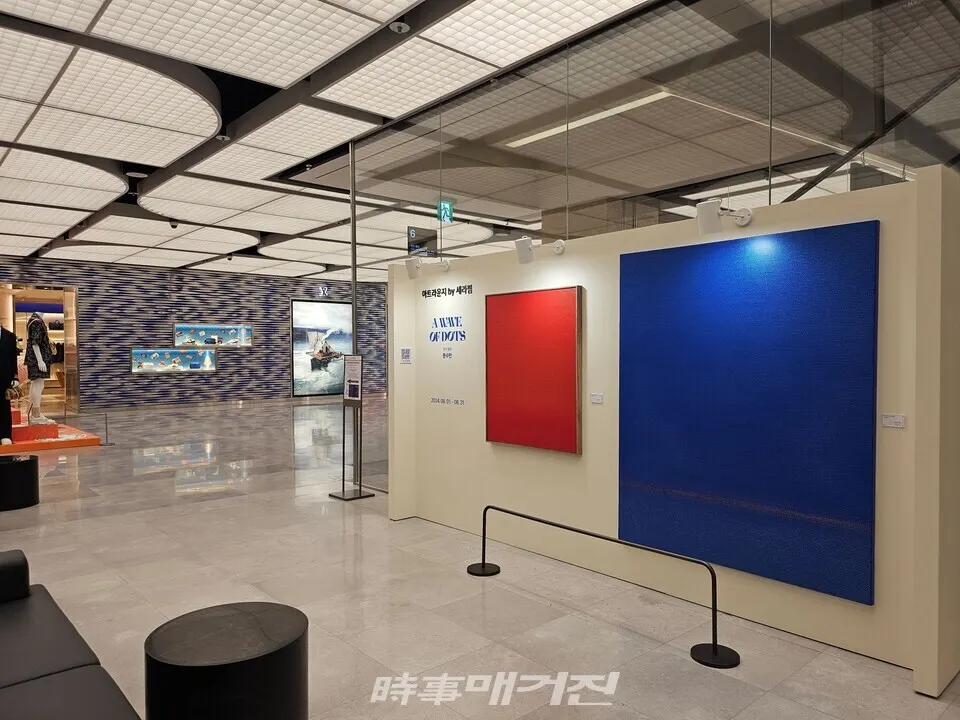 문수만 화가 ‘WAVE OF DOTS’ 전시회 / 2024년 8월 1일(수)～8월 31일(수) / 현대백화점 판교점 6층 아트라운지 by 세라핌 (사진_ 하명남 기자)