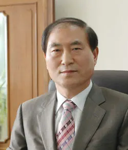 ▲ 김용대 교장은 “학생들에게 최고의 교육환경을 제공하기 위해 노력하는 것은 물론 풍부한 지식과 경험을 갖춘 우수한 교사들이 성심껏 지도해 국가가 필요로 하는 전문 인재를 양상하기 위해 노력하고 있습니다”라고 말했다.