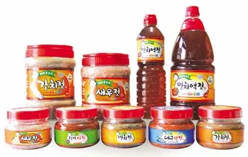 ▲ 봉순이 식품에서 판매되고 있는 젓갈. 특히 채소 해조류 쌈, 고기류에 궁합이 잘 맞는 젓갈쌈장의 맛은 전국 최고라고 소문이 자자하며 최고의 판매율을 기록하고 있다.