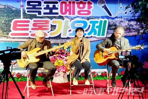 최우수상을 수상한 3인조 혼성 통기타 밴드 '리턴즈'(보컬 최수희(가운데)와 멤버들)/사진=이병석 기자