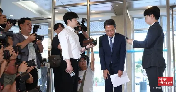 김승원 법무부 장관 후보자가 7일 오전 서울 종로구에 마련된 인사청문회 준비사무실로 출근하며 의혹에 대해 해명한 뒤 인사하고 있다.(사진_뉴시스)