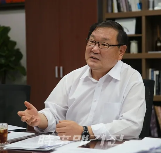 정권교체 이후 첫 집권여당의 정책위의장이라는 막중한 임무를 맡은 김태년 의원은 10년 만에 어렵게 만들어낸 제3기 민주정부, 민주당과 공동운명체를 꼭 성공시키고 싶다고 말했다.
