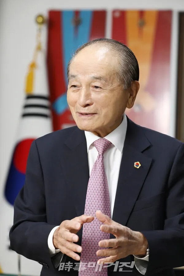 국가원로회의 상임의장인 오명 전 부총리 겸 과학기술부장관이 선장이 되어 키를 잡았으니 믿고 따르는 이들이 더욱 많은 것 같다.(사진_시사매거진)