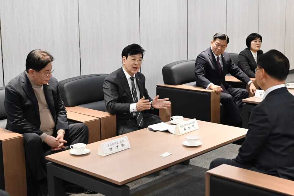 2일 해양수산부 부산청사에서 안성민 부산시의회 의장과 최도석 해양도시안전위원회 위원장이 해수부 관계자와 협력을 논의하고 있다.(사진_부산시의회)