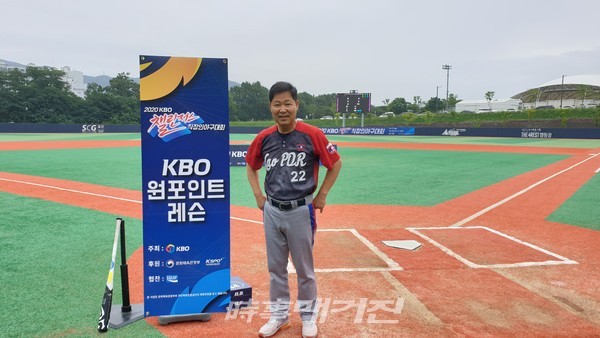 이만수 이사장이 KBO 챌린저스 직장인야구대회 야구 일일 레슨을 하기 전에 기념사진을 촬영하고 있다.(사진_헐크파운데이션)