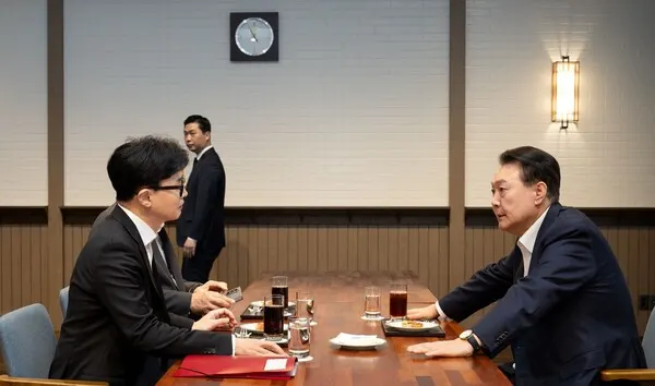 윤석열 대통령이 지난 10월 21일 서울 용산 대통령실 앞 파인그라스에서 한동훈 국민의힘 대표를 만나 대화하고 있다.(사진_대통령실)