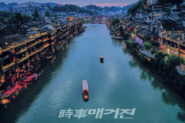장가계 봉황고성 야경(사진_하나투어)